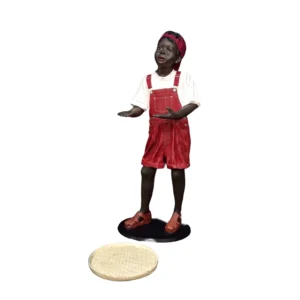 niño africano con bandeja
