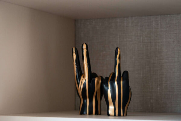 Decorative object hand peace (Black/gold)