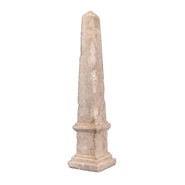 obelisco de piedra pequeño