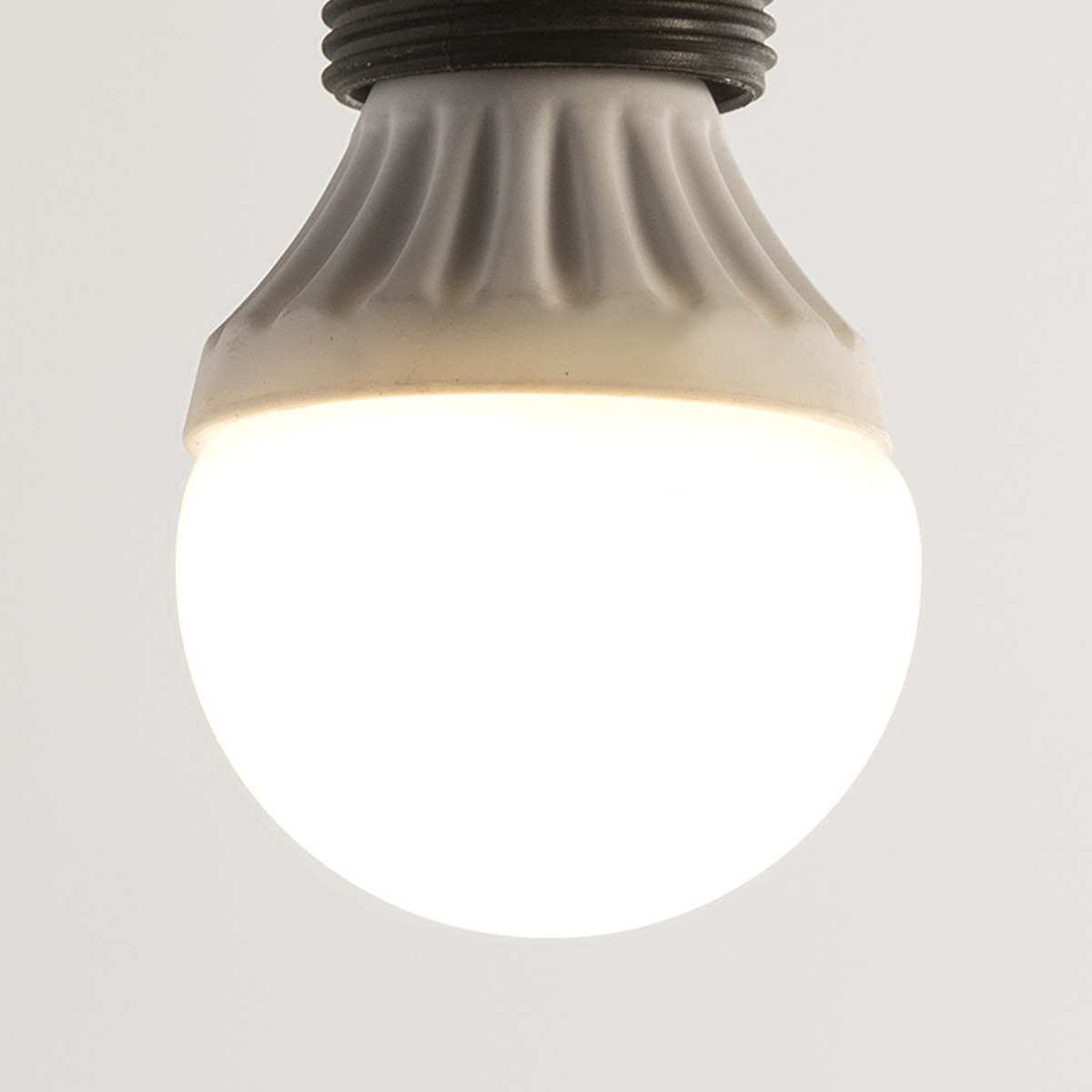 Bombilla 4.5x4.5x7.3 cm esférica E14 led 5W 230V 3000K mate